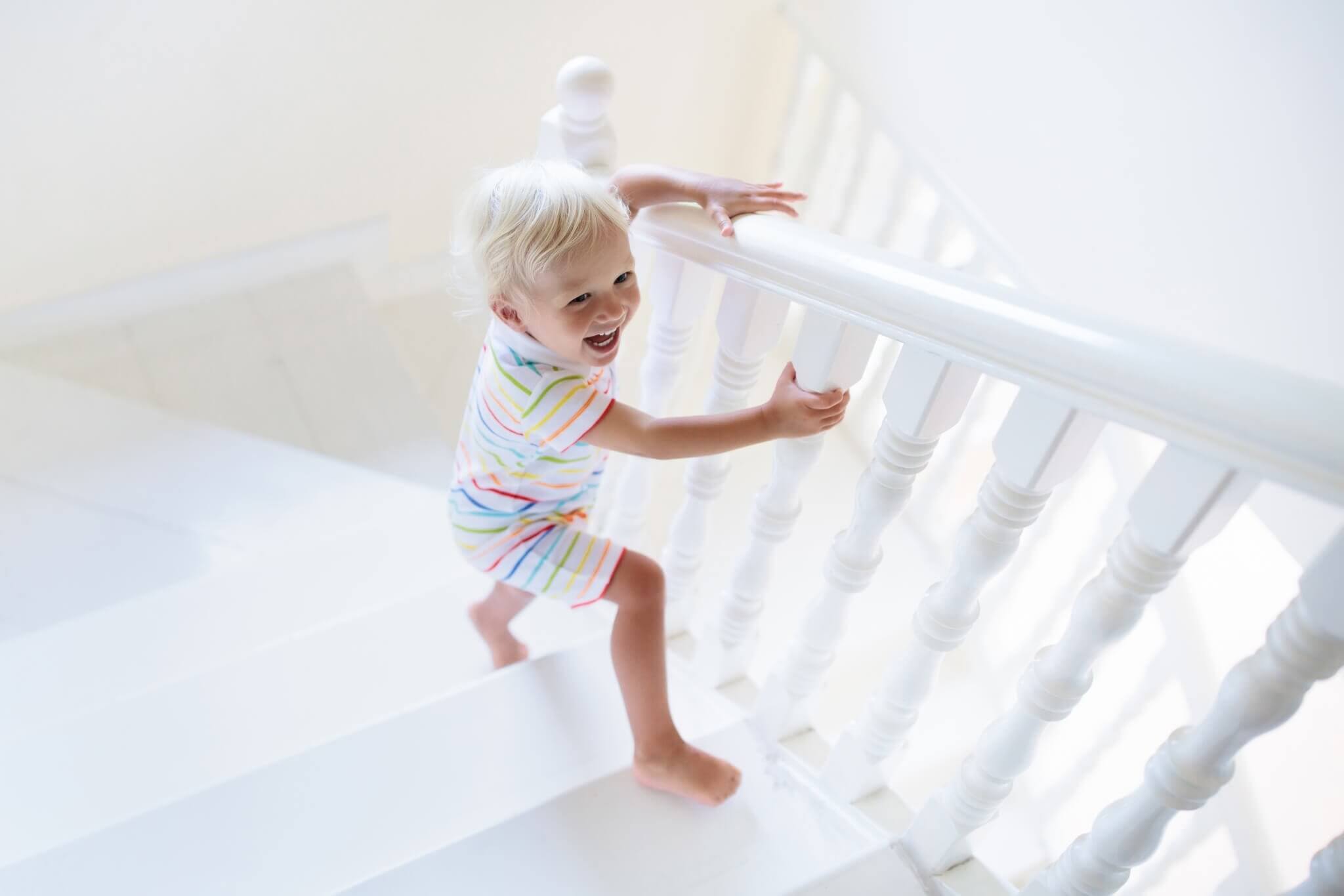 NIDALYS Barrière de sécurité Enfant MAYA - 63 à 106 cm - Pivotante